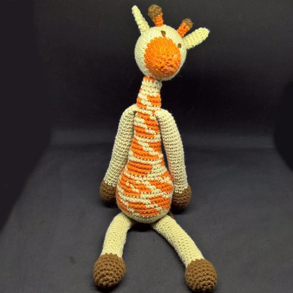 Giraffen Katrine - hæklet slaske bamse i bomuld fra Edvards Menageri
