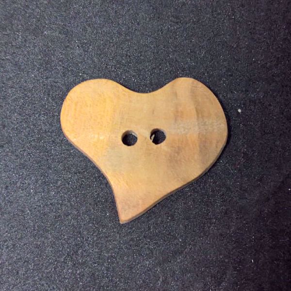 Hjerteformet knap af Oliventræ fra Deknofa